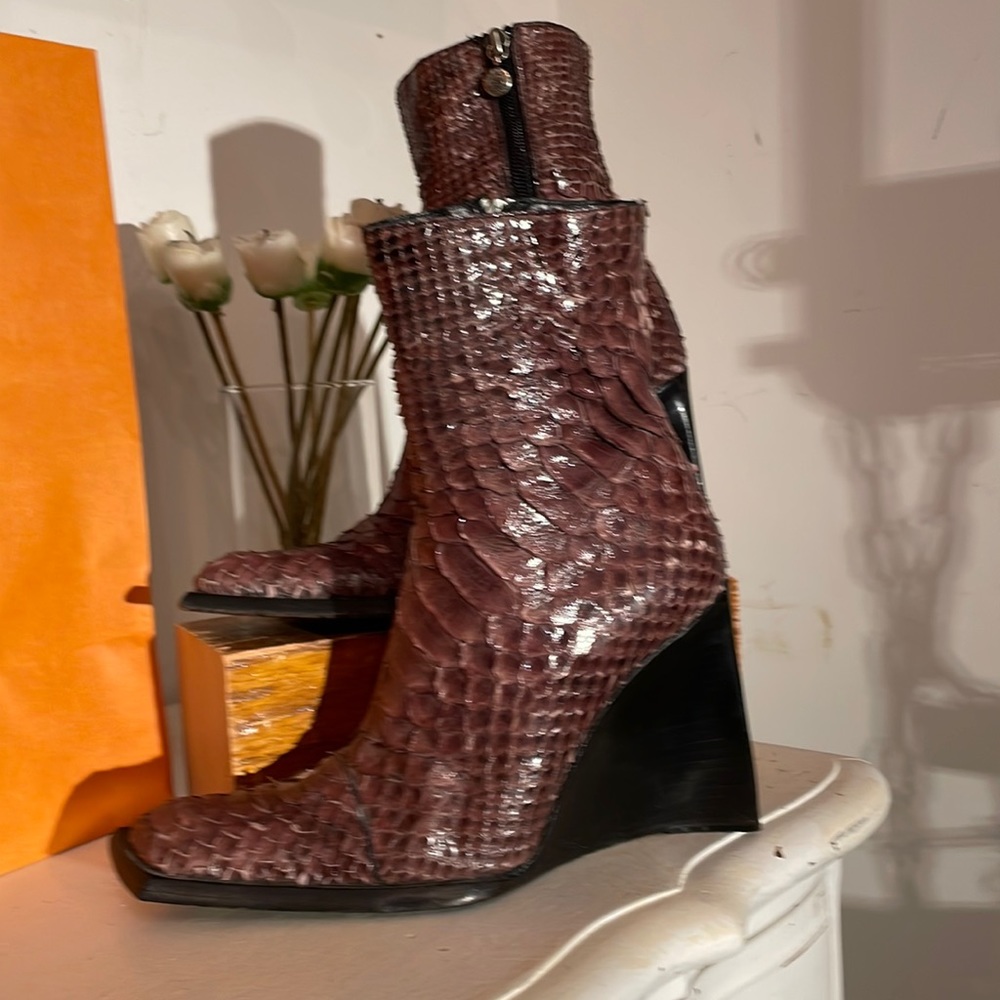 Python, wedge, short, booty with a side zip